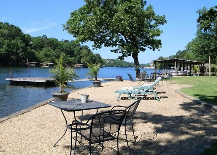#09 - Large Lakeview One Bedroom- Pet Friendly