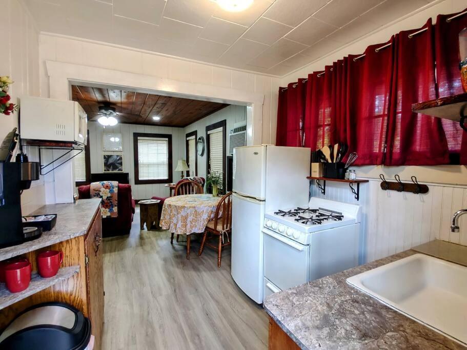 #09 - Large Lakeview One Bedroom- Pet Friendly * Hot Springs