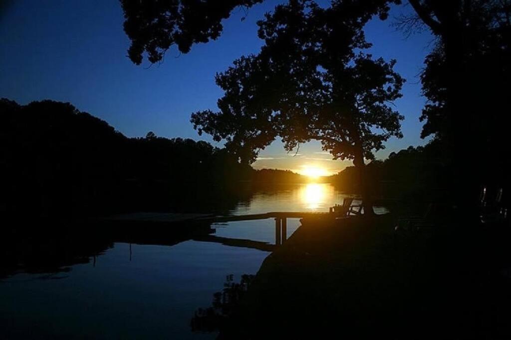 #09 - Large Lakeview One Bedroom- Pet Friendly *