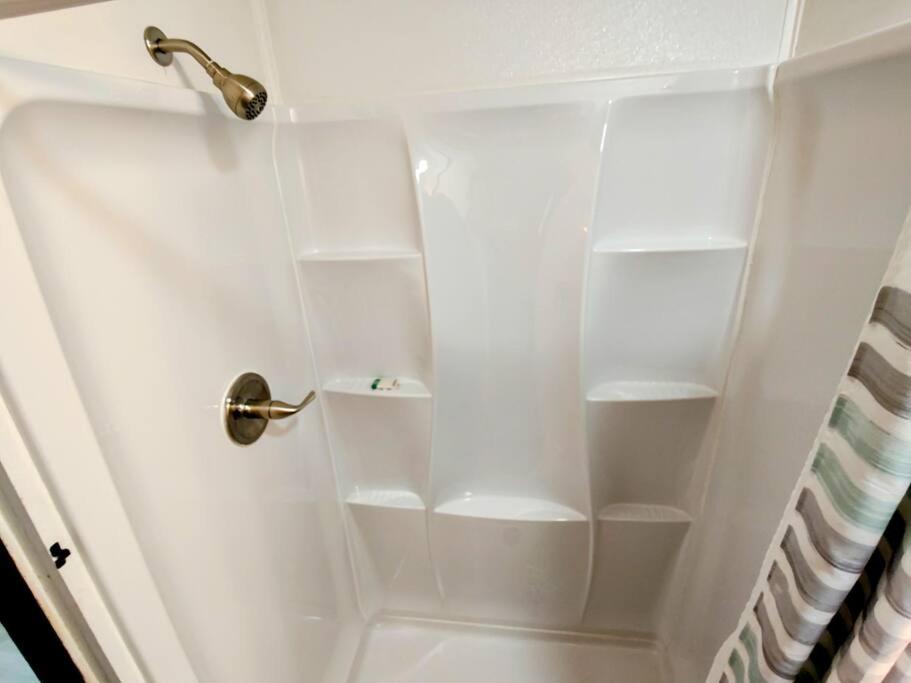 #09 - Large Lakeview One Bedroom- Pet Friendly Holiday home
