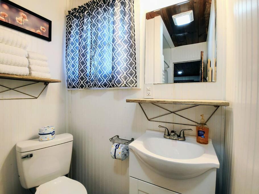 #09 - Large Lakeview One Bedroom- Pet Friendly Holiday home *