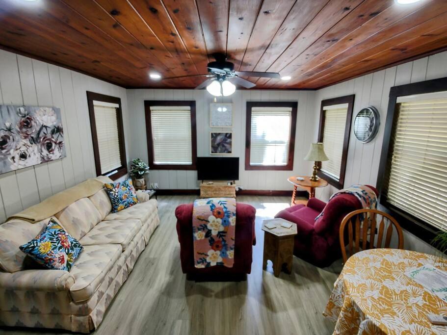 #09 - Large Lakeview One Bedroom- Pet Friendly Holiday home Hot Springs