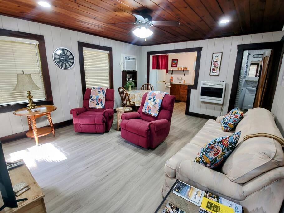 #09 - Large Lakeview One Bedroom- Pet Friendly Holiday home *