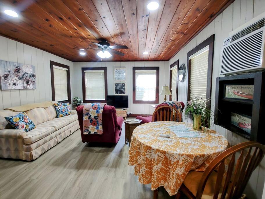 #09 - Large Lakeview One Bedroom- Pet Friendly Hot Springs