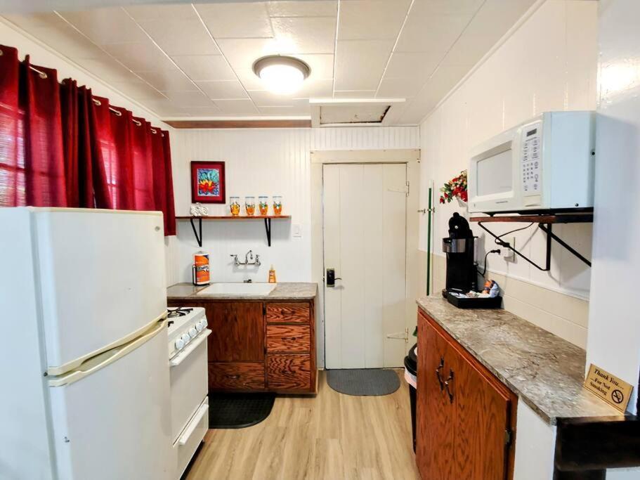 #09 - Large Lakeview One Bedroom- Pet Friendly Holiday home