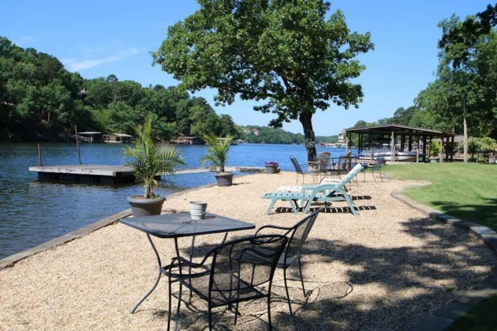 #09 - Large Lakeview One Bedroom- Pet Friendly