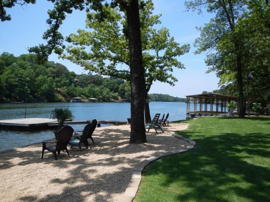 #09 - Large Lakeview One Bedroom- Pet Friendly