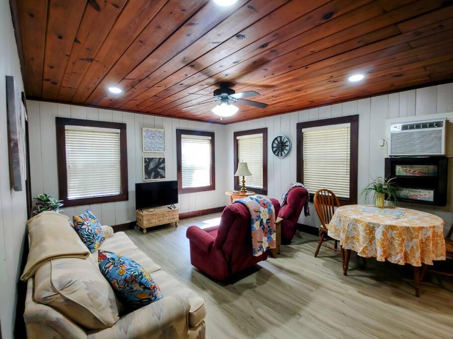 #09 - Large Lakeview One Bedroom- Pet Friendly * Hot Springs