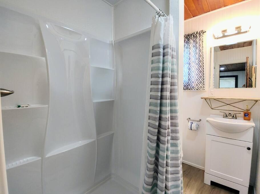 #09 - Large Lakeview One Bedroom- Pet Friendly